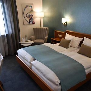 Standard Zimmer mit Kingsize-Bett